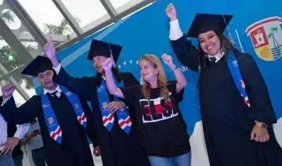 La gobernadora Elsa Noguera con algunos estudiantes.