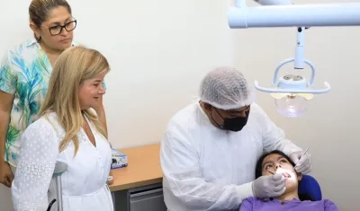 Elsa Noguera, gobernadora del Atlántico, en medio del nuevo puesto de salud.