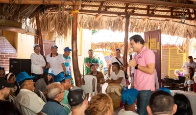 Alfredo Varela dialogando con la comunidad en la Oriental.