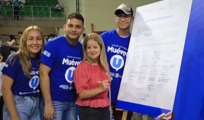 La Gobernadora Elsa Noguera junto a algunos estudiantes.