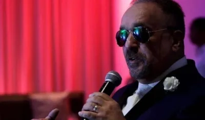 Willie Colón hablando en medio de una entrevista.