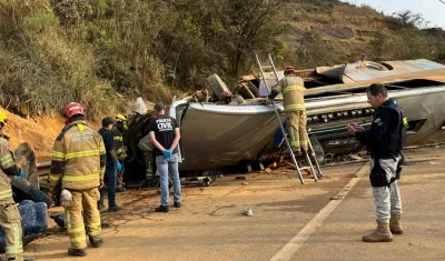 Personal del Cuerpo de Bomberos Militares de Belo Horizonte atendió la tragedia.