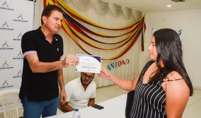 El alcalde Rodolfo Ucrós Rosales entregando una de las becas.