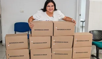 La candidata a la Alcaldía de Soledad Alcira Sandoval, entre las cajas que envió a la Registraduría con las firmas recolectadas