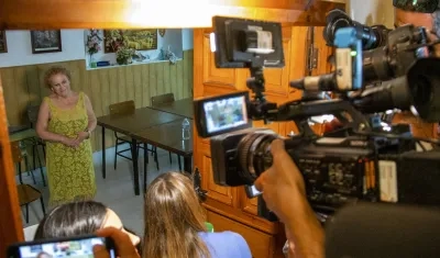 Ángeles Béjar atendió a los periodistas en la iglesia donde está refugiada. 