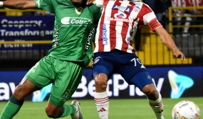 Carlos Bacca en un forcejeo con el defensor de La Equidad, Martín Payares. 