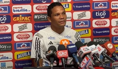 Carlos Bacca durante la rueda de prensa en la sede Adelita de Char.