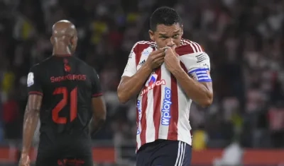 Carlos Bacca comenzó la remontada de Junior ante América.  
