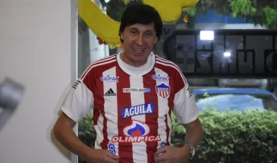 'El Bambino' Pons recibió de regalo la camiseta oficial del Junior.