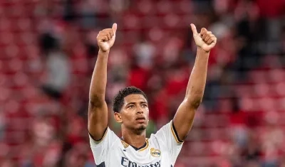 El centrocampista británico del Real Madrid Bellingham saluda a los aficionados.