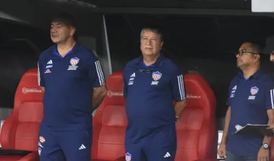 Hernán Darío Gómez con su asistente Édgar Carvajal y el gerente Héctor Fabio Báez.