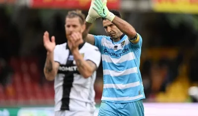 Gianluigi Buffon atajando con su último equipo, Parma.