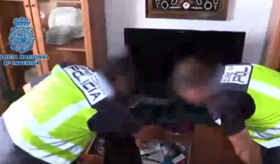 Policía española investigando el lugar de los hechos.