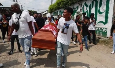 Vecinos del barrio Los Comuneros cerraron las vías para velar a Pablo Andrés Carabalí 