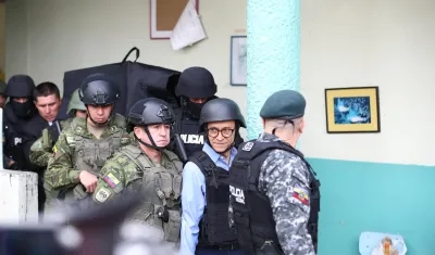 El candidato a la Presidencia de Ecuador Christian Zurita, reemplazante del asesinado Fernando Villavicencio, custodiado por un fuerte esquema de seguridad, llega a votar este domingo