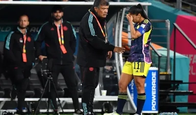 Catalina Usme hablando con Nelson Abadía, entrenador de la selección Colombia.