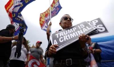 Manifestantes arengaron contra Trump en las afueras del juzgado.