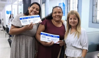 La gobernadora Elsa Noguera junto a Leidy Jiménez y su hija Dayana Zárate, artesanas de Usiacurí