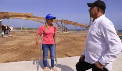 La gobernadora del Atlántico, Elsa Noguera, durante su visita a Salinas del Rey. 