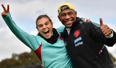 Carlos Pérez con Catalina Pérez, portera titular de la Selección Colombia. 