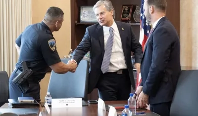 Christopher Wray, director del FBI, junto con dos agentes oficiales.