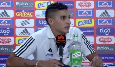 Gabriel Fuentes, lateral izquierdo del Junior, en la rueda de prensa.