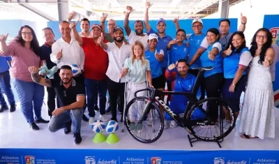 La gobernadora Elsa Noguera durante la entrega de la implementación a los deportistas y sus ligas. 