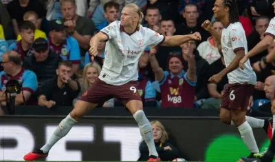 Erling Haaland celebra tras marcar su primer gol ante el Burnley.