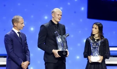 Erling Haaland, con el presidente de la Uefa, Aleksander Ceferin, y Aitana Bonmati, la mejor en femenino.