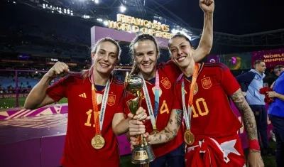 Alexia Putellas, Irene Paredes y Jenni Hermoso durante el festejo tras la conquista del título del Mundial femenino.