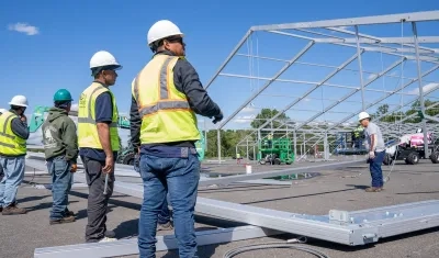 Trabajadores haciendo sus labores en los Estados Unidos.