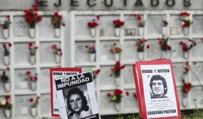 Fotografía de una imagen del cantautor chileno Víctor Jara ubicada en uno de los memoriales en honor a las víctimas durante la dictadura de Augusto Pinochet