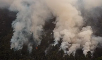 Una columna de humo frente al barrio de Pinolere, en el municipio de La Orotava