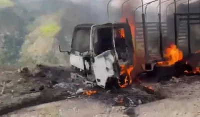 Momento exacto en el que uno de los camiones arde en llamas.