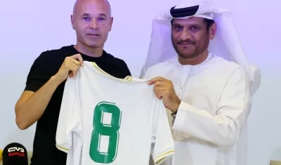 Andrés Iniesta con Youssef Abdullah Al-Batran, presidente del Emirates Club. 