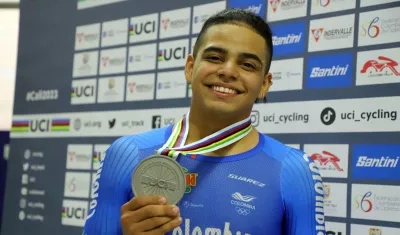 Francisco Jaramillo con la medalla de plata lograda en la prueba del keirin. 