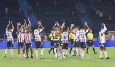 El onceno tiburón aplaude mientras la tribuna hace lo mism en una noche inolvidable