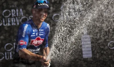 Kaden Groves celebra tras ganar la quinta etapa de la Vuelta a España.