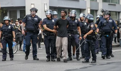 Kai Cenat, al momento de ser retenido por la Policía de Nueva York.