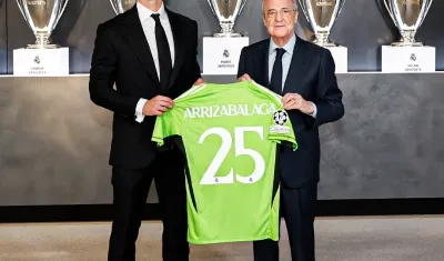 Kepa con el presidente del Real Madrid, Florentino Pérez, durante su presentación. 