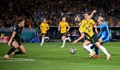 Lauren Hemp anota el segundo de Inglaterra ante Australia. 