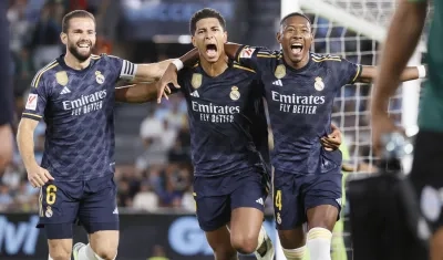 Jude Bellingham (centro) celebra el gol del triunfo con Nacho y David Alaba.