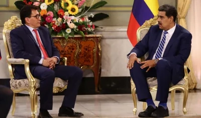 El presidente de Venezuela Nicolás Maduro habla con el nuevo embajador de Colombia en Venezuela Milton Rengifo