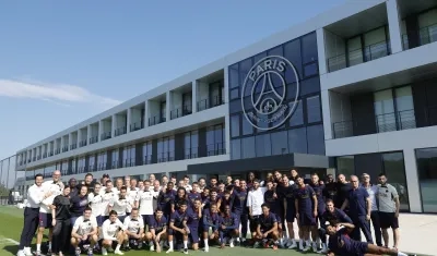 Neymar posando con sus antiguos compañeros en el PSG.