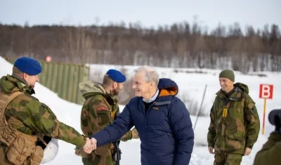 Jonas Gahr Støre, primer ministro noruego, saludando a militares.