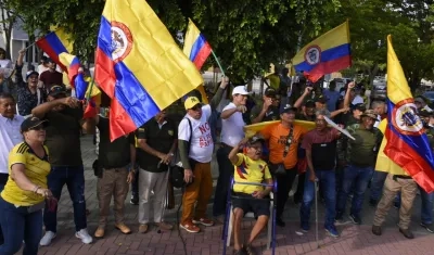 Opositores realizando un plantón en la estatua a la Libertad.