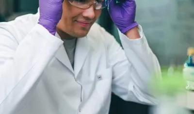 Pedro De la Torre, en un laboratorio.