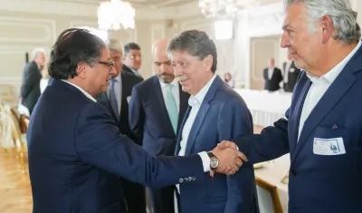 El Presidente Petro saluda al presidente de la ANDI, Bruce Mac Master, y de Fenalco, Jaime Alberto Cabal