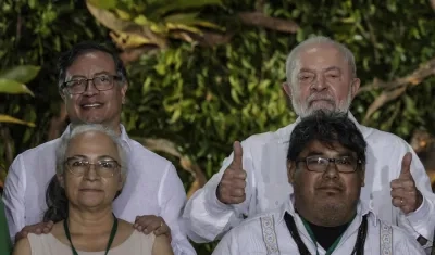  El presidente de Colombia, Gustavo Petro, y su colega de Brasil, Luiz Inácio Lula da Silva posan con la antropóloga Ruth Chaparro; y el portavoz de los diálogos amazónicos, Toya Manchineri.