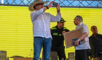 El Presidente Petro toma fotos desde su tierra natal Ciénaga de Oro, en visita oficial este miércoles
